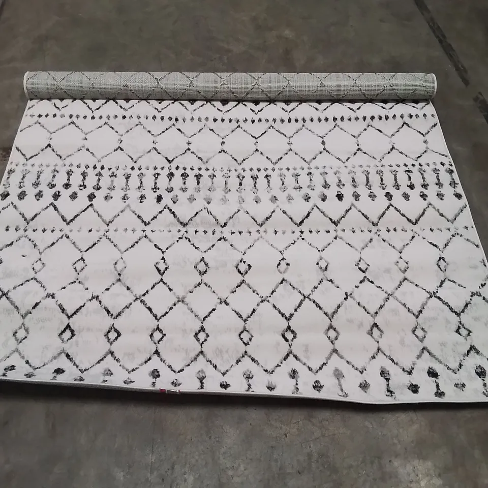 QUALITY DESIGNER AREA RUG - APPROXIMATELY 213X150CM