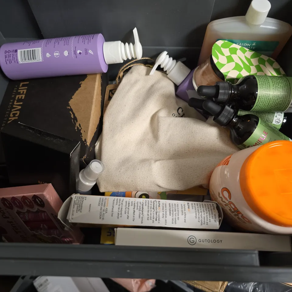 APPROXIMATELY 20 ASSORTED COSMETICS ITEMS TO INCLUDE - BRUSHES SET , NIGHT PADS , BURST LOTION , ETC 