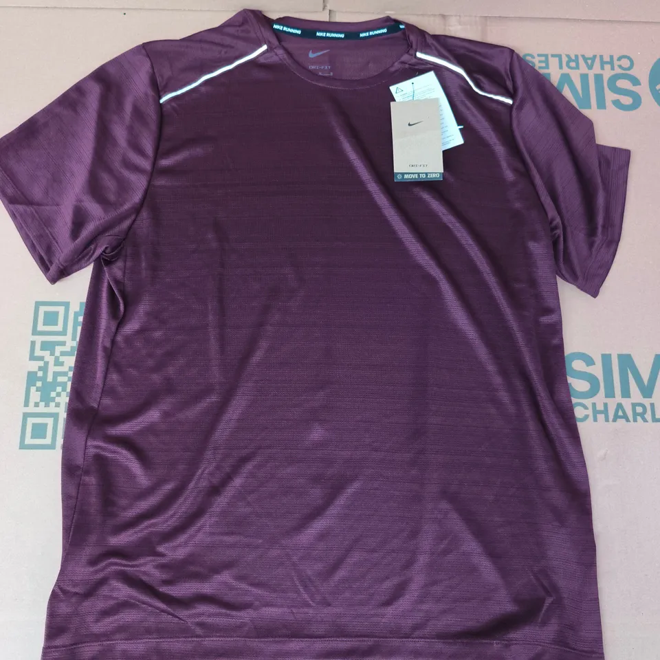 NIKE RUNNING T-SHIRT IN BURGUNDY SIZE LARGE