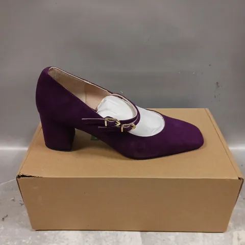 BOXED PAIR OF BODEN BLOCK HEEL PUMPS IN PURPLE - 6