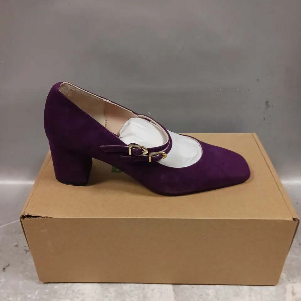 BOXED PAIR OF BODEN BLOCK HEEL PUMPS IN PURPLE - 6