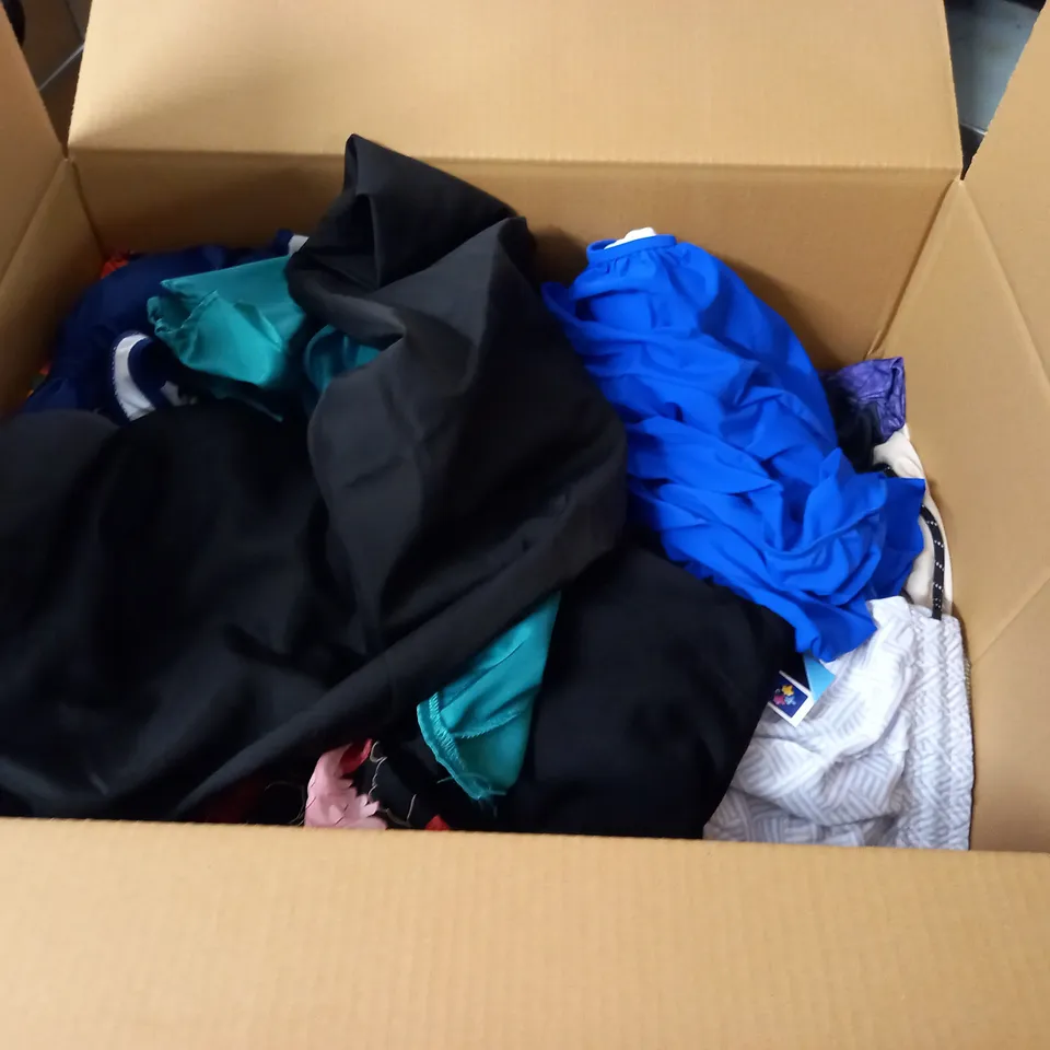 LARGE QUANTITY OF ASSORTED CLOTHING ITEMS 