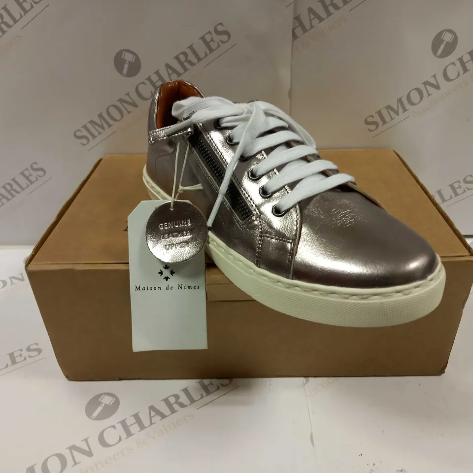 BOXED PAIR OF MAISON DE NIMES LEATHER ZIP SIDE TRAINERS IN PEWTER - SIZE 6
