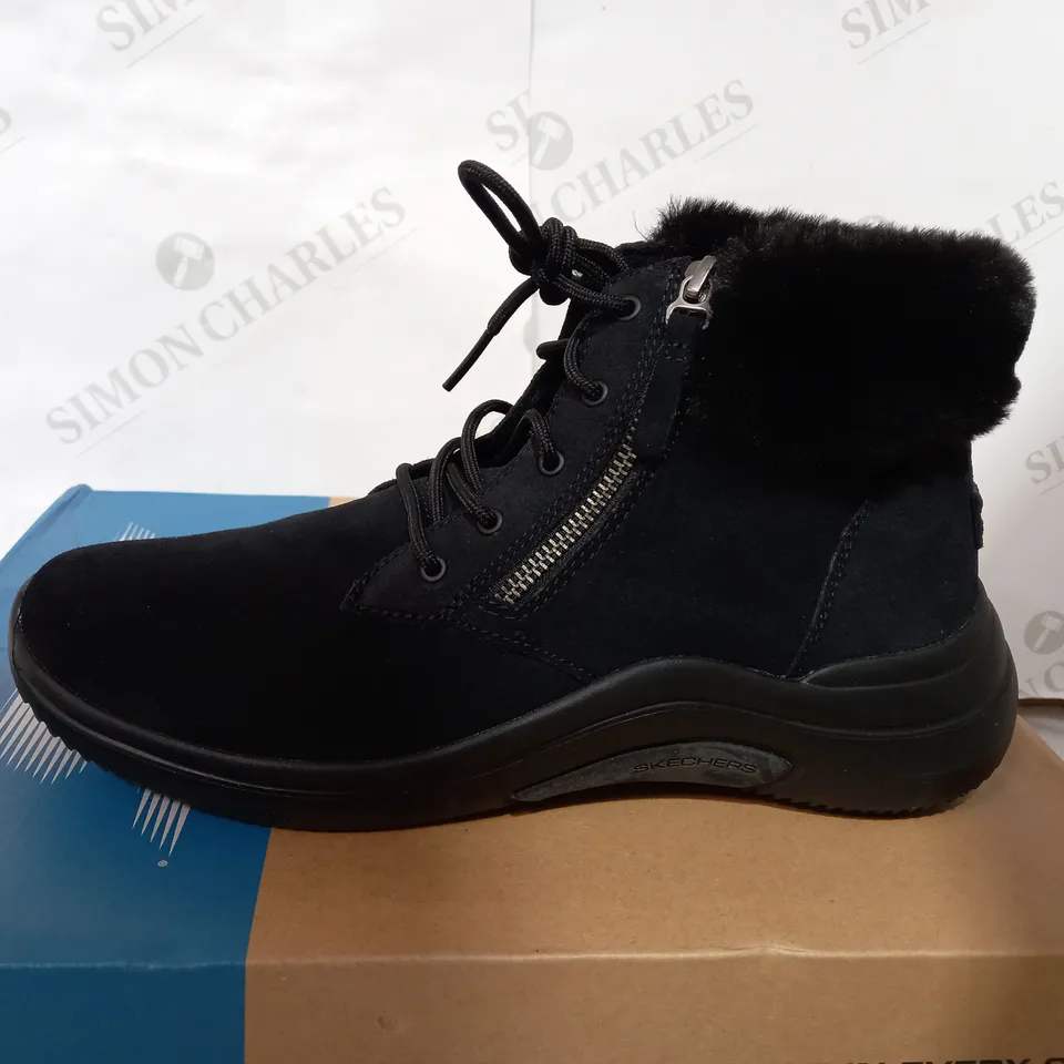 BOXED PAIR OF SKECHERS BLACK BOOTS  - SIZE 6.5