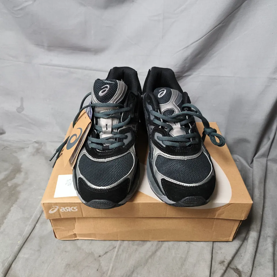 BOXED PAIR OF ASICS GEL NYC TRAINERS IN GREY/BLACK - UK 10