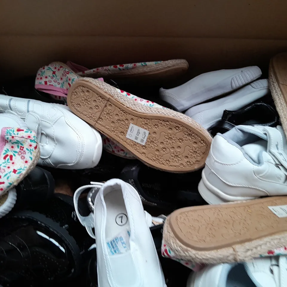 BOX OF APPROX 32 ASSORTED KIDS SHOES IN VARIOUS SIZES & COLOURS 