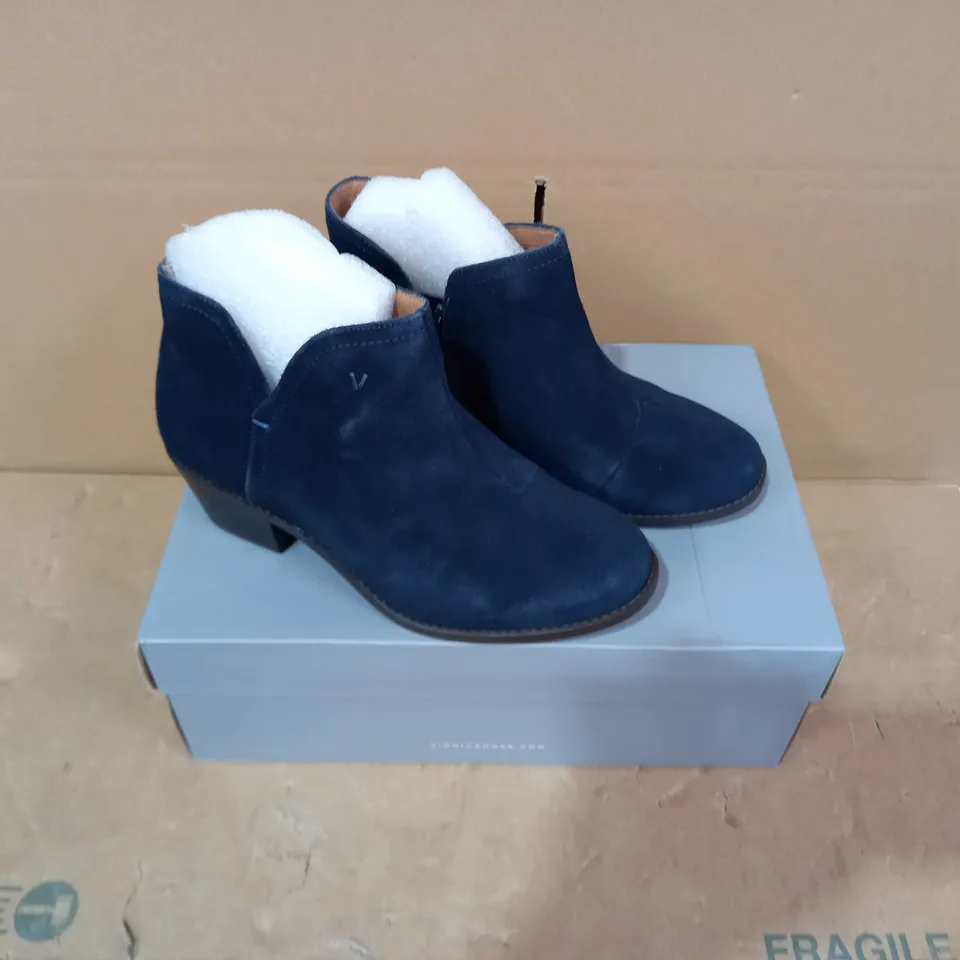 BOXED PAIR OF VIONIC BOOTS - SIZE 4.5