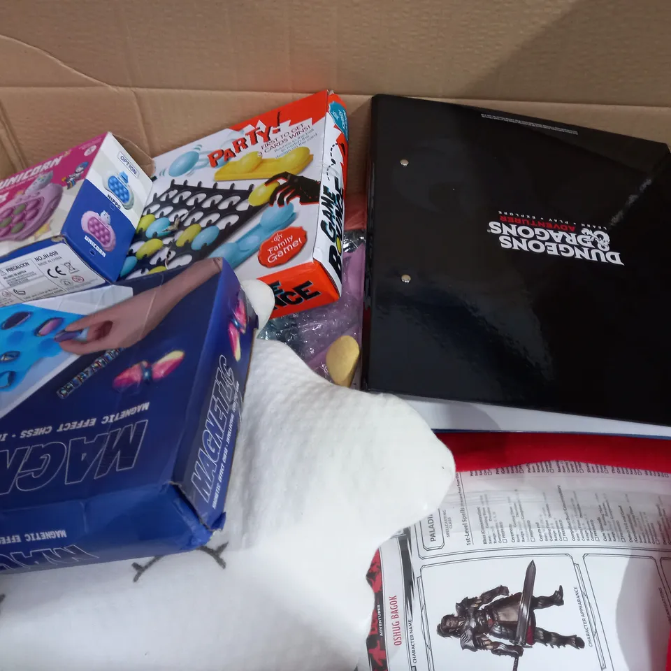 BOX OF APPROX 25 ASSORTED TOYS TO INCLUDE - DUNGEONS & DRAGONS ADVENTURES FOLDER - MAGNETS - GAME BOUNCE PARTY ECT