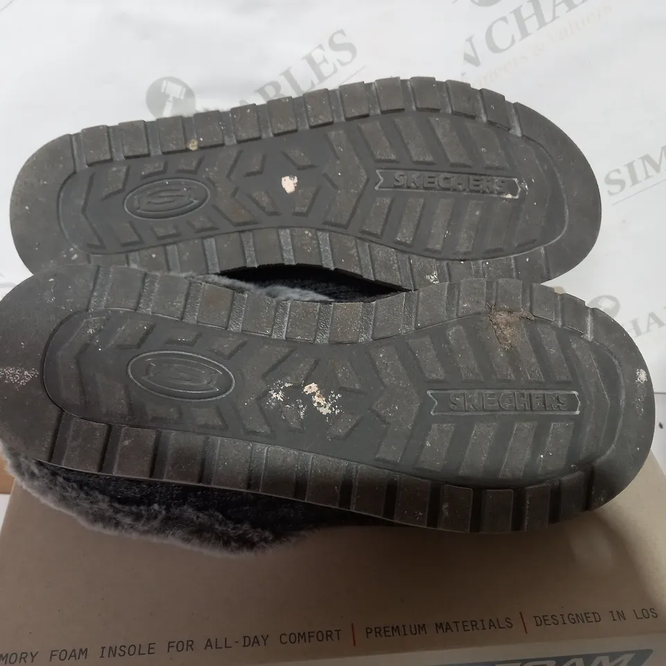 BOXED PAIR OF SKECHERS CHARCOAL SLIPPERS  - SIZE 6