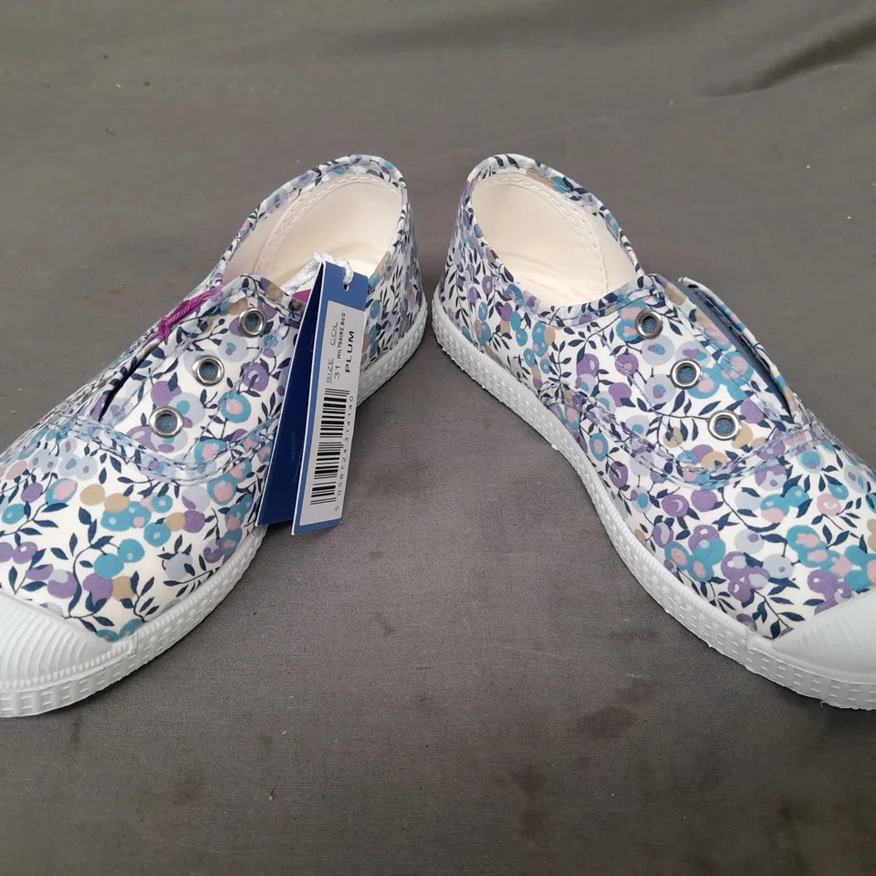 BOXED PAIR OF HAMPTON CANVAS KIDS SHOES IN BLUE/MULTI EU SIZE 31
