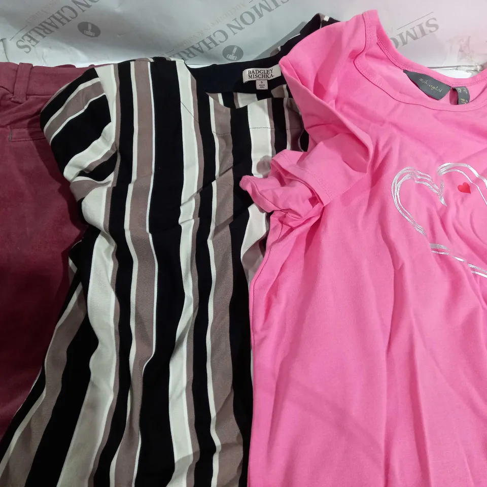 APPROXIMATELY 10 CLOTHING ITEMS INCLUDING: SKIRTS AND T-SHIRTS (ALL IN DIFFERENT SIZES)
