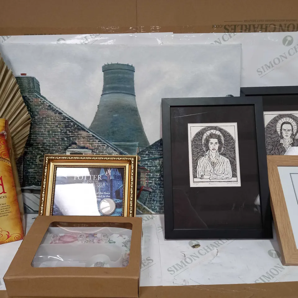 BOX TO CONTAIN APPROX 20 X ASSORTED HOUSEHOLD DÉCOR PRODUCTS, INCLUDES PICTURE FRAME, ARTWORK, CANVAS ETC - COLLECTION ONLY
