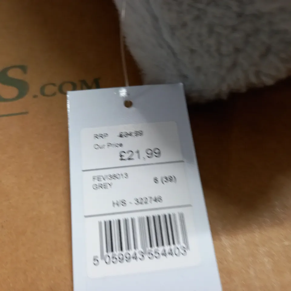 BOXED PAIR OF PAVERS GREY SLIPPERS - 6(39)