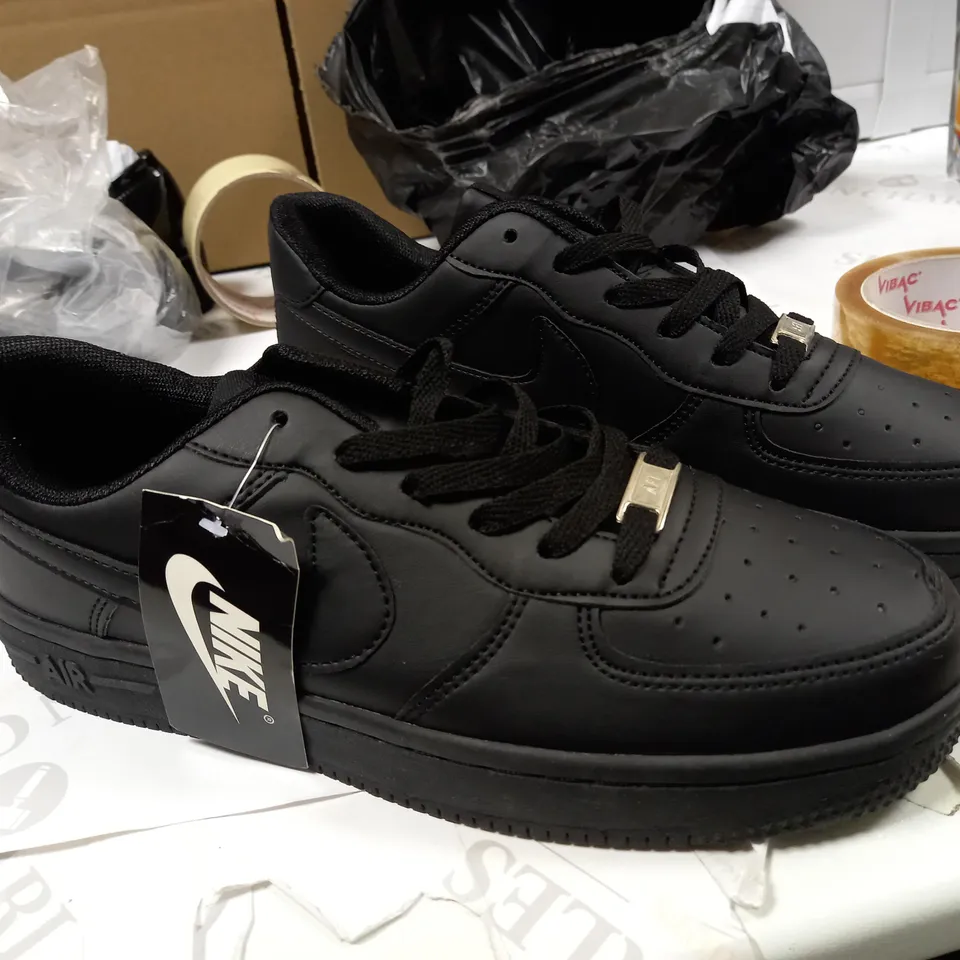 NIKE AIRFORCE AF1 BLACK SIZE- UK 7
