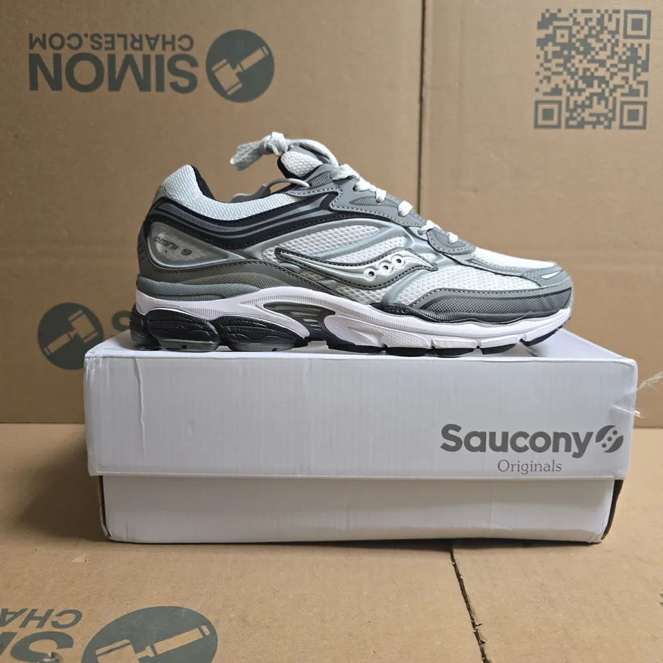 BOXED PAIR OF SAUCONY PRO GRID OMNI 9 TRAINERS IN WHITE/GREY SIZE UK 7.5