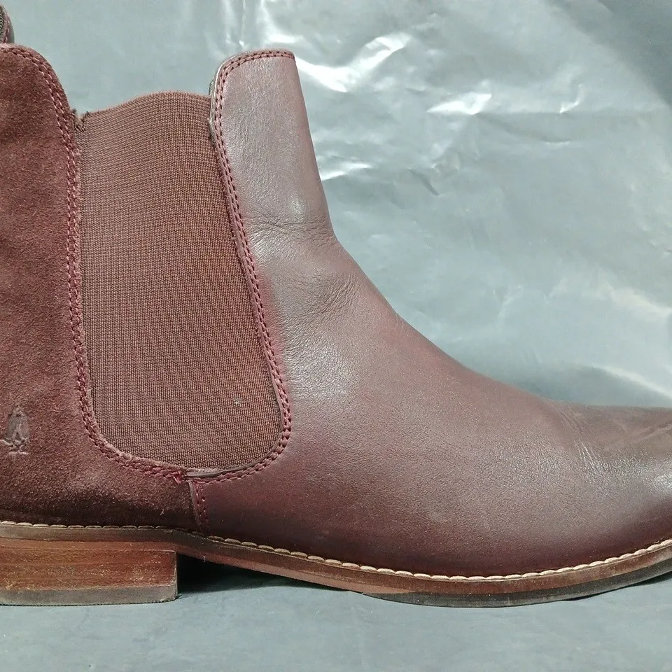 BOXED PAIR OF HUSH PUPPIES BOOTS IN DEEP BURGUNDY SIZE 7