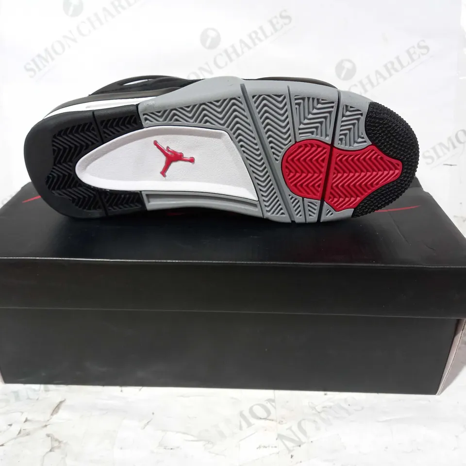 BOXED PAIR OF AIR JORDAN 4 RETRO SE SHOES IN BLACK/GREY UK SIZE 8