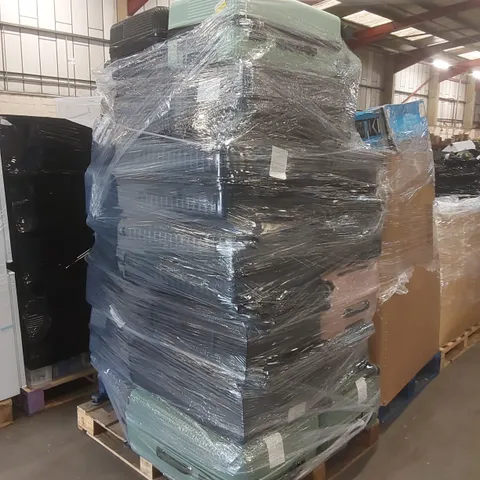 PALLET CONTAINING A VERY LARGE QUANTITY OF ASSORTED SUITCASES