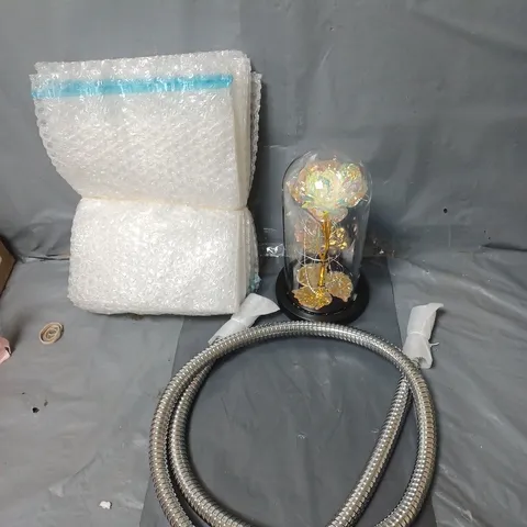 APPROXIMATELY 15 ASSORTED HOUSEHOLD ITEMS TO INCLUDE BUBBLEWRAP BAGS, SHOWER HOSE AND A LIGHT UP ROSE