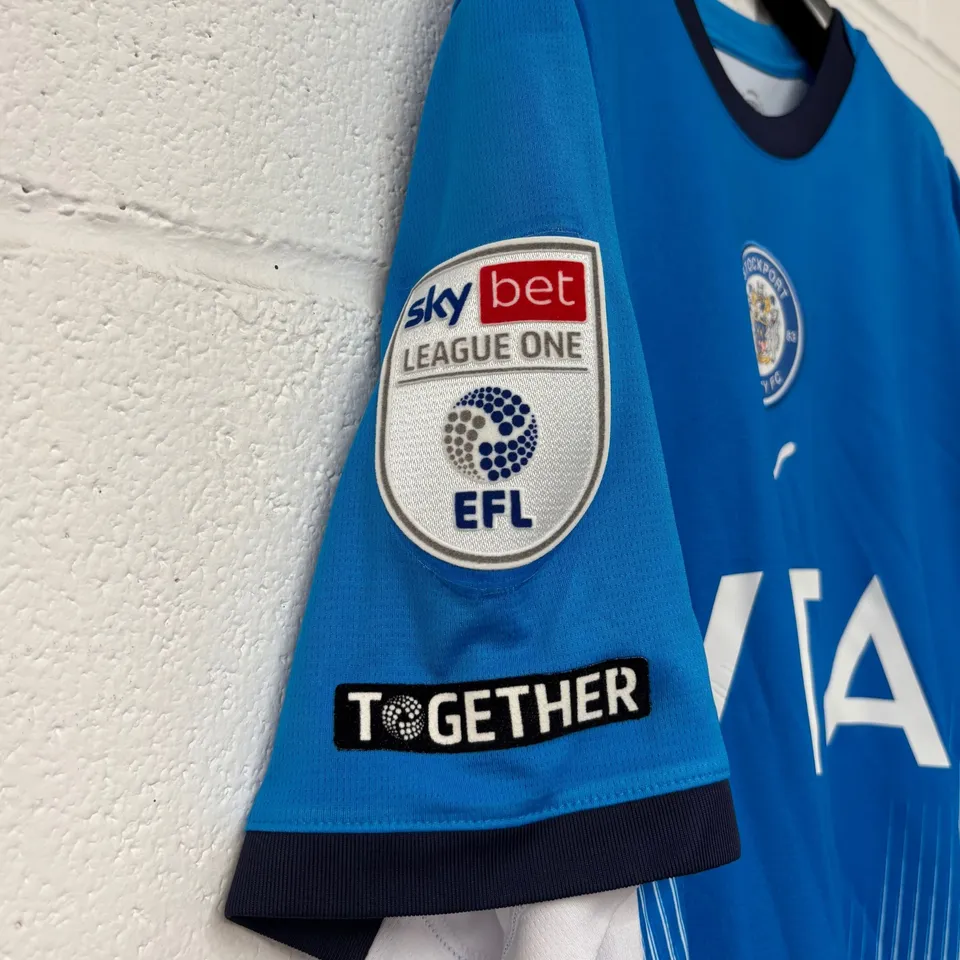 STOCKPORT COUNTY F.C LEAGUE ONE MATCH WORN HOME SHIRT IN BLUE/WHITE - EU L / JIM OKEKE #41