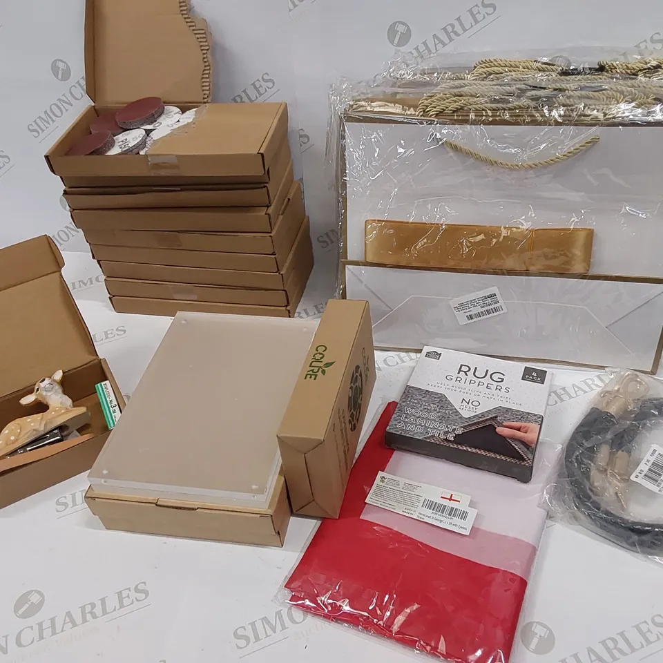 APPROXIMATELY 20 BRAND NEW ITEMS TO INCLUDE: DEAR STAPLER, RUG GRIPPERS, SHOULDER BAG HANDLE