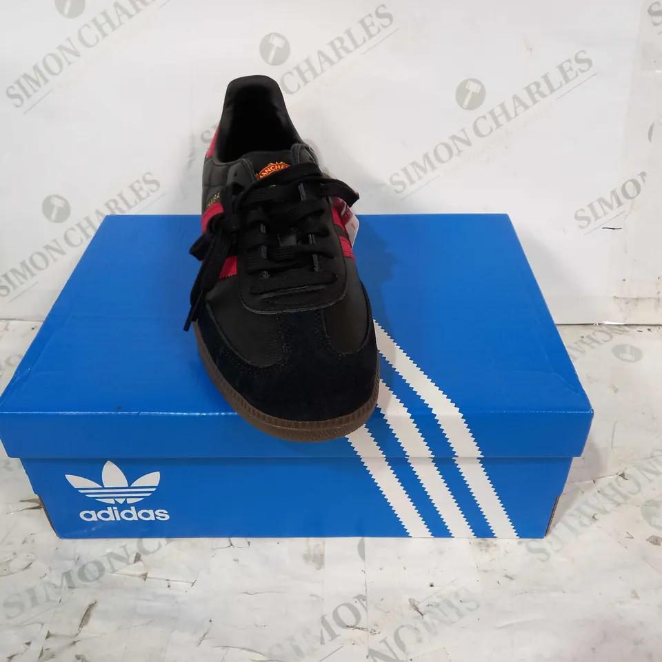 BOXED PAIR OF ADIDAS SAMBA TEAM MANCHESTER UNITED SHOES IN BLACK/RED UK SIZE 10