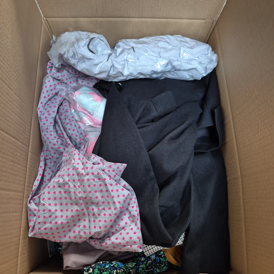 APPROXIMATELY 25 ASSORTED CLOTHING AND FASHION PRODUCTS IN VARIOUS STYLES AND SIZES - COLLECTION ONLY