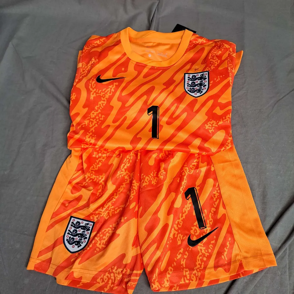 NIKE KIDS FOOTBALL JERSEY SHORT SET IN ORANGE SIZE 26