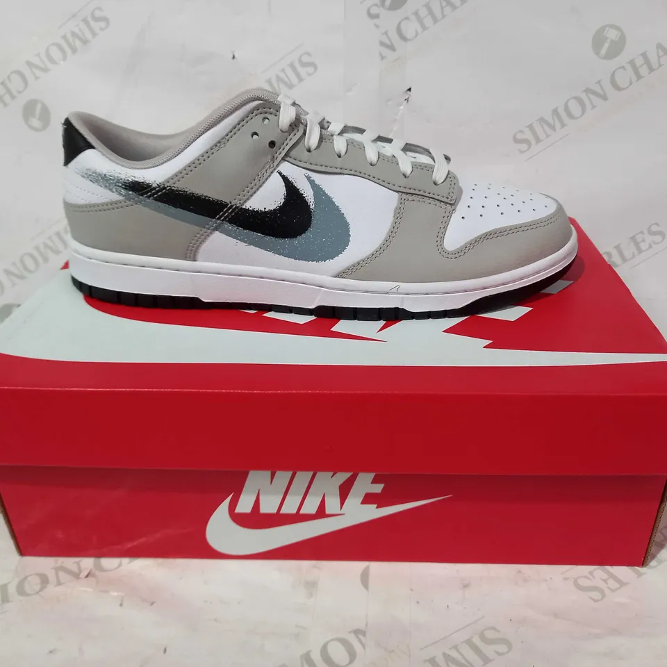 BOXED PAIR OF NIKE TRAINERS IN WHITE/GREY UK SIZE 9.5