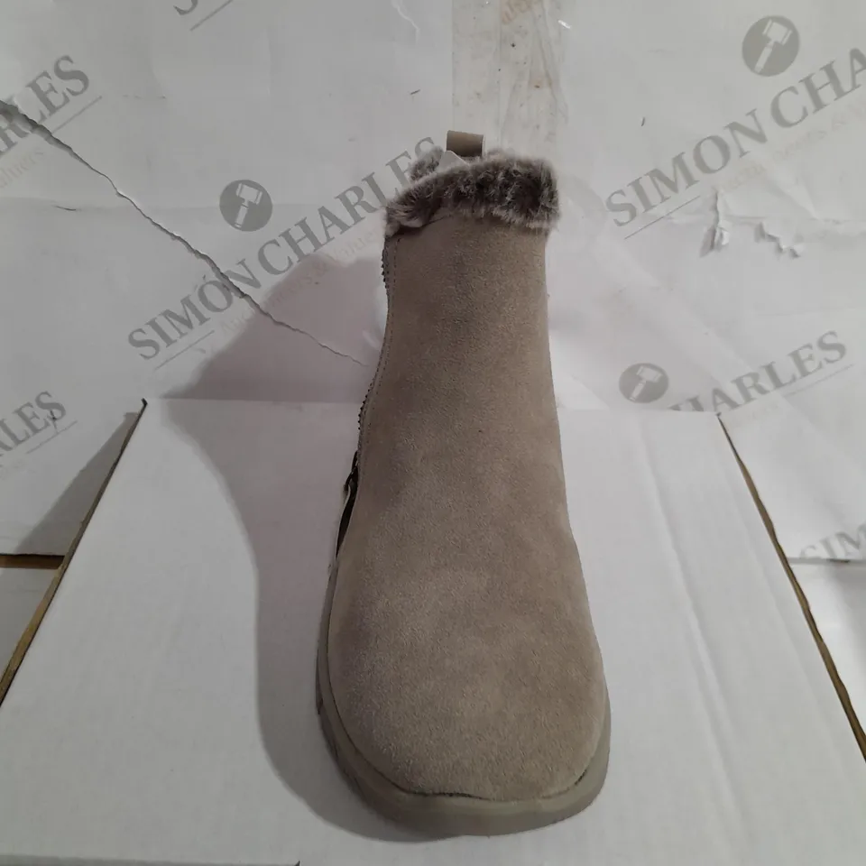 SKECHERS EASY GOING HIGH ZIP BOOT, MUSHROOM, UK 3.5