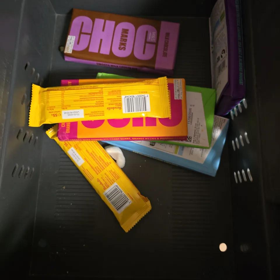 APPROXIMATELY 10 ASSORTED FOOD/DRINK PRODUCTS TO INCLUDE COCONUT DRINK, NAKD PROTEIN BARS, CARAMEL CHOCO BAR ETC 