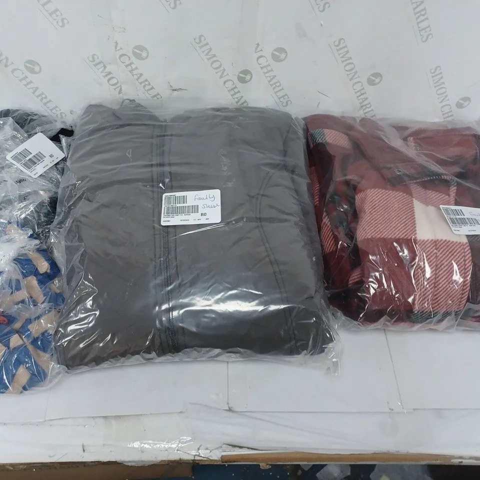 LARGE QUANTITY OF ASSORTED CLOTHING TO INCLUDE COATS, JUMPERS, FLEECES, ETC