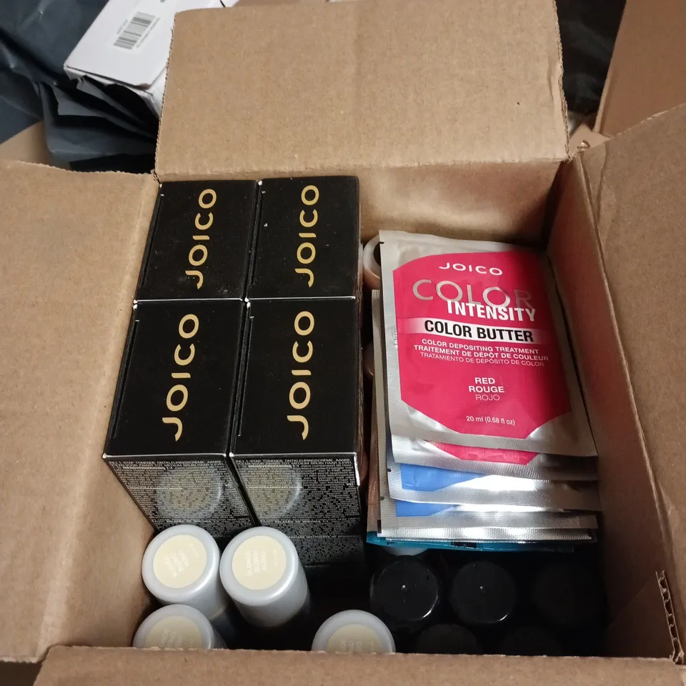 APPROXIMATELY 38 X ASSORTED JOICO HAIR CARE PRODUCTS TO INCLUDE TINT SHOT BLACK, TINT SHOT BLONDE, DUO LIGHT COPPER 1 STEP TONAL CREME LIGHTENER ETC