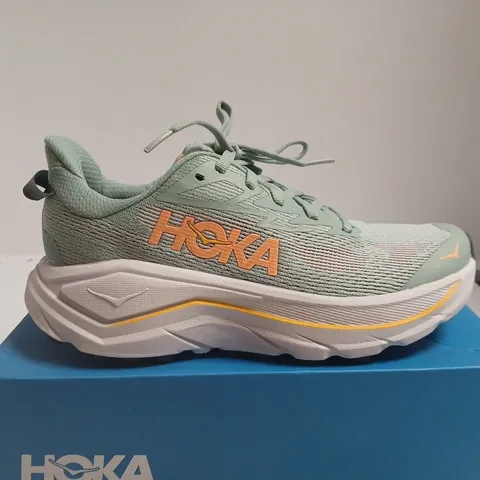 BOXED PAIR OF HOKA CHALLENGER 8 WOMEN’S RUNNING SHOES – UK 5