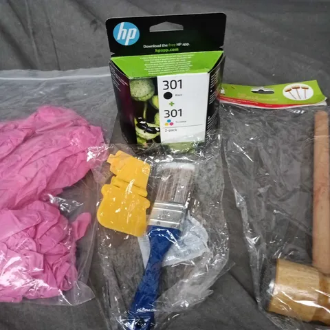 APPROXIMATELY 15 ASSORTED HOUSEHOLD ITEMS TO INCLUDE HP INK CARTRIDGES, PINK RUBBER GLOVES AND A MEAT HAMMER