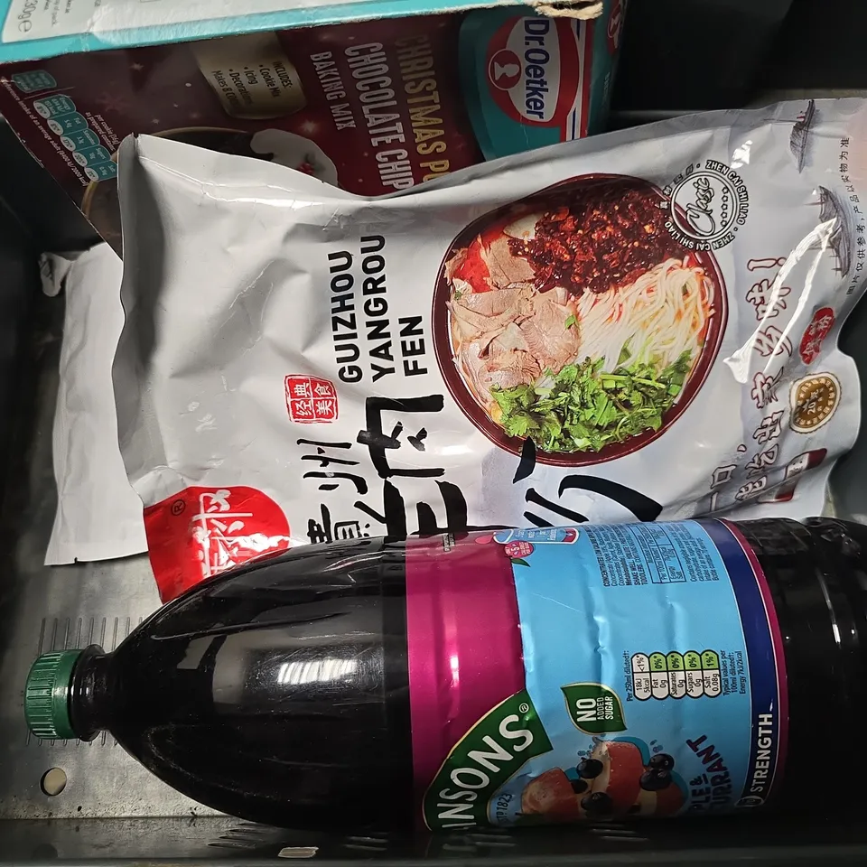 APPROXIMATELY 6 ASSORTED FOOD & DRINK ITEMS TO INCLUDE - HEINZ TOMATO KETCHUP , COCO COLA , ROBINSONS APPLE & BLACKCURRANT ETC