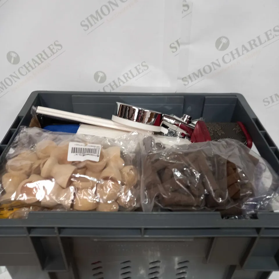 BOX TO CONTAIN APPROX 20 X ASSORTED HOUSEHOLD PRODUCTS, INCLUDES SHOWER HEAD, DUMMIES, STRAWS, JEWELLERY BOXES ETC 