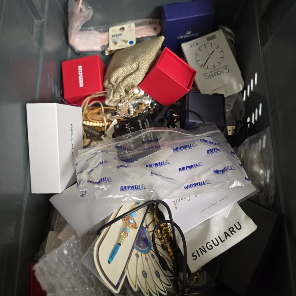 APPROXIMATELY 10 ASSORTED JEWELLERY ITEMS TO INCLUDE - NECKLACE ,WATCH , EARRINGS ETC
