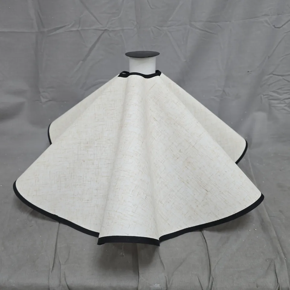 FLUTED EASY-FIT SHADE