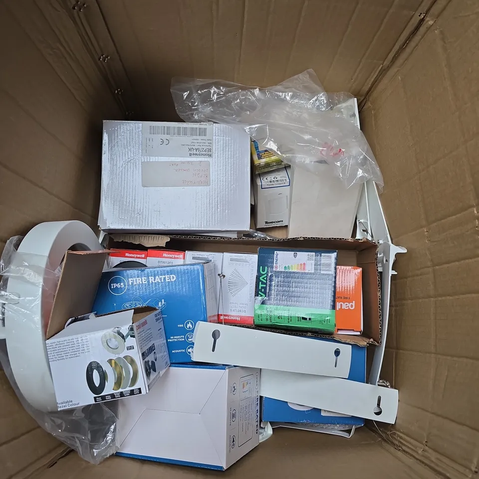 BOX OF APROX 15 ASSORTED ITEMS TOO INCLUDE DOWNLIGHTS , MOTION SENSORS , ELEMENT DETECTORS , ETC 