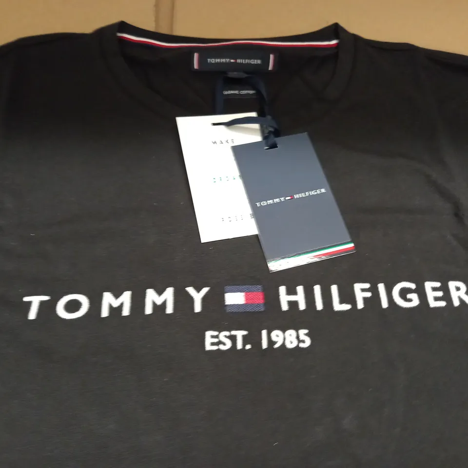 TOMMY HILFIGER BLACK T-SHIRT - L