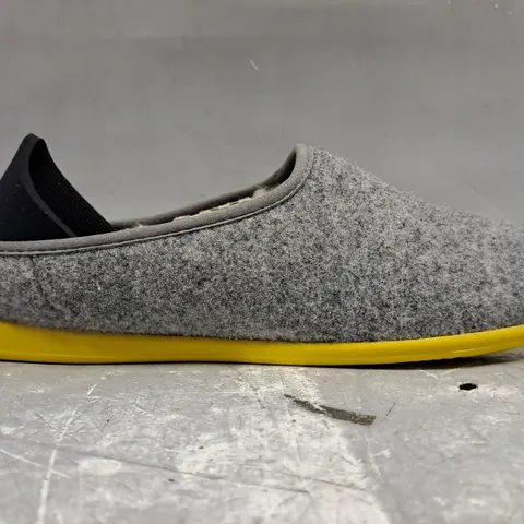 BOXED PAIR OF MAHABIS CLASSIC SLIP-ON SHOES IN GREY/YELLOW UK SIZE 4.5/5