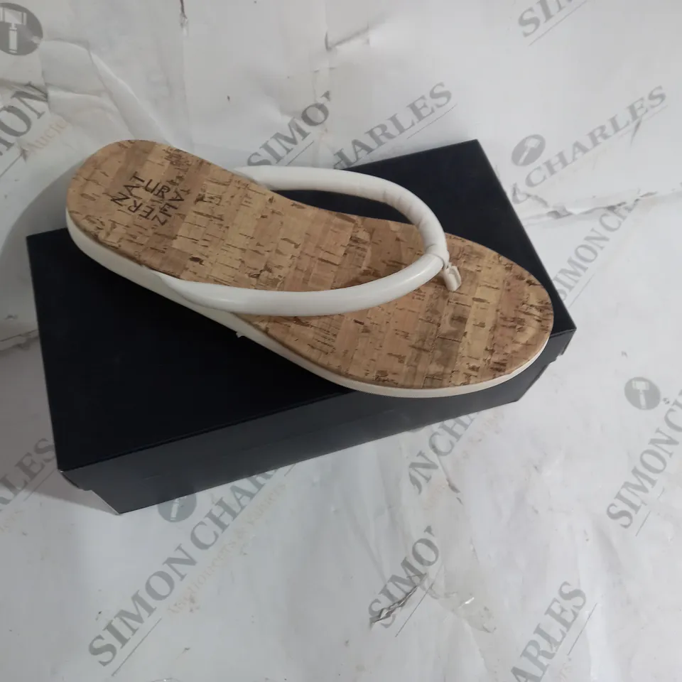 BOXED PAIR OF NATURALIZER SANDALS IN WHITE SIZE 6