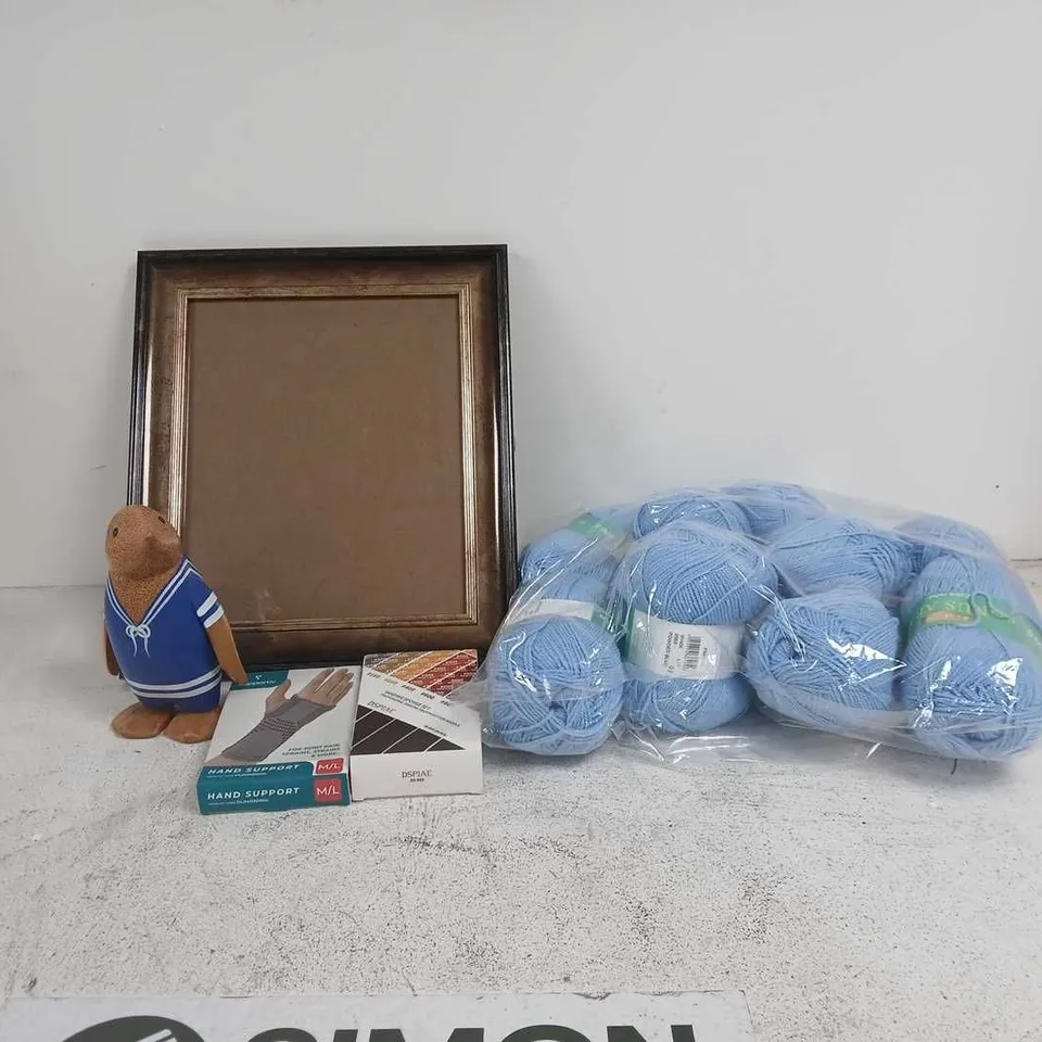BOX OF APPROXIMATELY 20 ASSORTED ITEMS TO INCLUDE FRAME, WOOL, ANIMAL ORNAMENT, HAND SUPPORT, SANDING SPONGE SET ETC