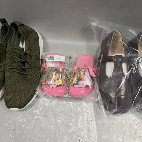 BOX OF APPROXIMATELY 10 ASSORTED PAIRS OF SHOES AND FOOTWEAR ITEMS IN VARIOUS COLOURS, STYLES, AND SIZES - COLLECTION ONLY