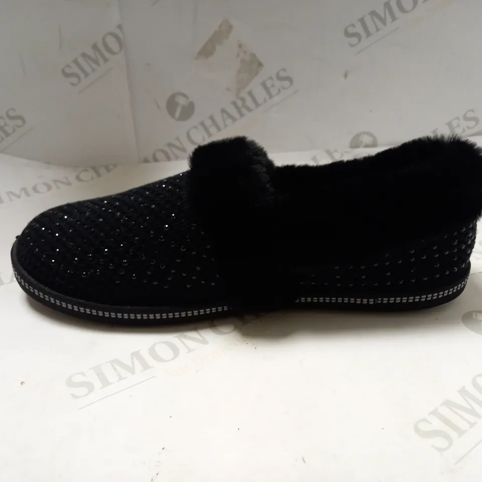 SKECHERS COZY SLIPPER BLACK - SIZE 6