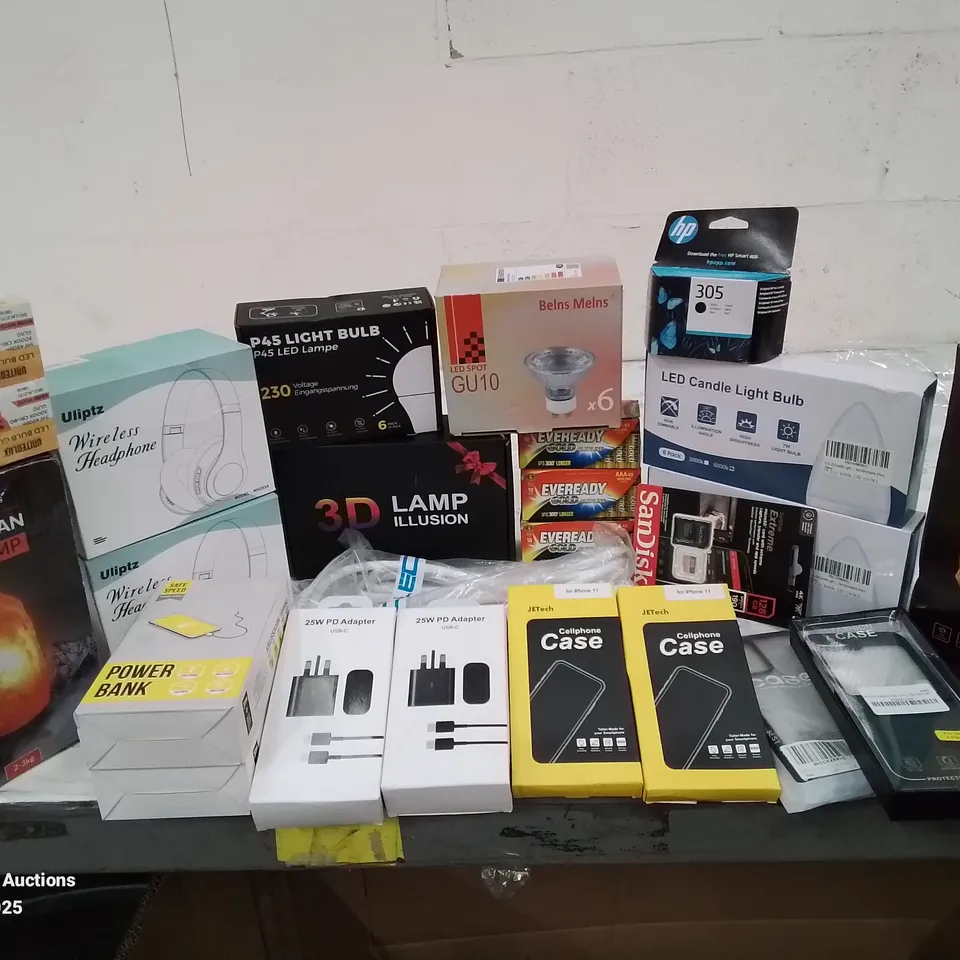 BOX CONTAINING LARGE AMOUNT OF BOXED ELECTRICAL ITEMS TO INCLUDE: POWER BANKS, HIMALAYAN SALT LAMP, CANDLE LIGHT BULBS, PHONE CASES, CHARGING CABLES AND LOTS MORE.