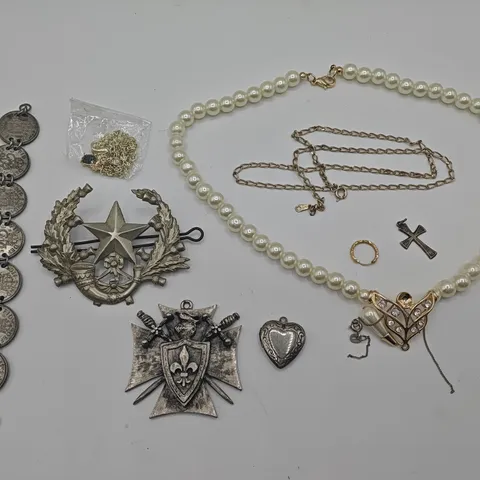 LOT OF 9 ASSORTED JEWELLERY ITEMS TO INCLUDE SIXPENCE BRACELET, NECKLACE AND CREST BROACHES