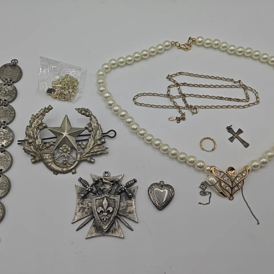 LOT OF 9 ASSORTED JEWELLERY ITEMS TO INCLUDE SIXPENCE BRACELET, NECKLACE AND CREST BROACHES