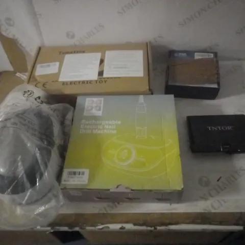 GROUP OF APPROX 5 ASSORTED ITEMS TO INCLUDE NAIL DRILL, PHONE BATTERY, TOY GUN ETC